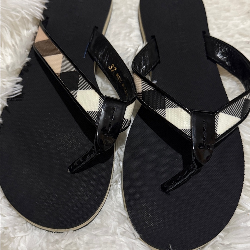 Burberry
Leather flip flops - Picture 2 of 8